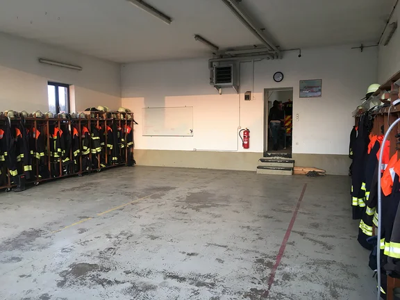 fahrzeughalle_feuerwehr-bichl_innen.JPG